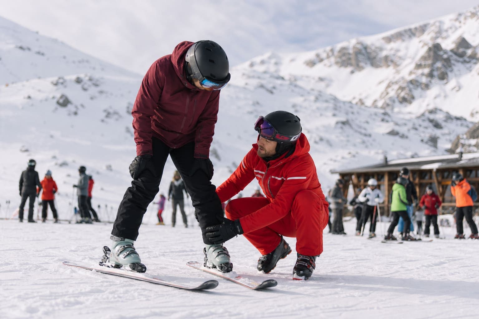 Instructor de esquí dando clase particular en Sierra Nevada